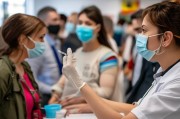 防疫不漏一针，及时领取口罩